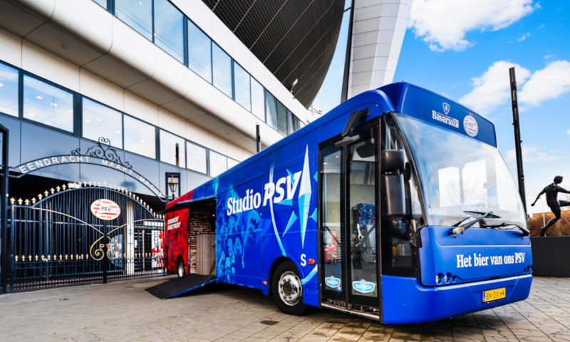 Studio PSV Tourbus van Bavaria voor het PSV stadion